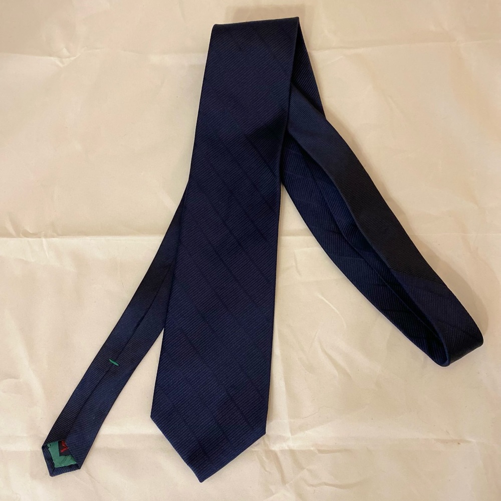 Tommy Hilfiger silk tie. Navy 3.5”